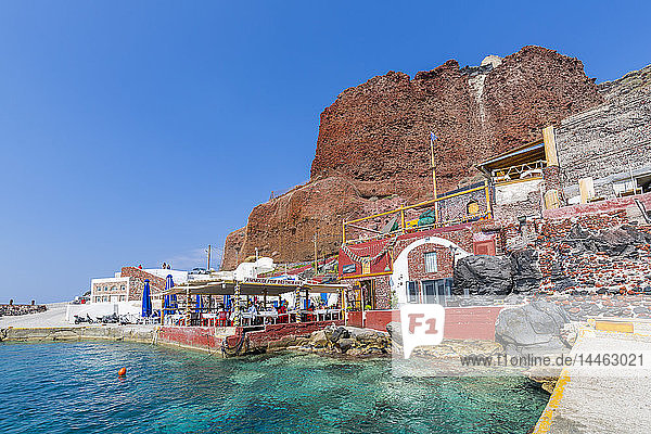 Blick auf ein Freiluftrestaurant im kleinen Hafen  Santorin  Kykladen  Ägäische Inseln  Griechische Inseln  Griechenland  Europa