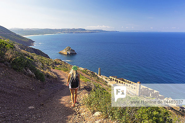 Ein Mädchen geht auf einem Weg zur Laveria Lamarmora  Nebida  Iglesias  Provinz Sud Sardegna  Sardinien  Italien  Mittelmeer  Europa