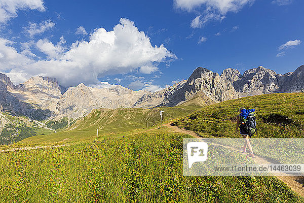 Wanderer auf einem Weg in der Nähe des San-Nicolo-Passes  Fassa-Tal  Trentino  Dolomiten  Italien