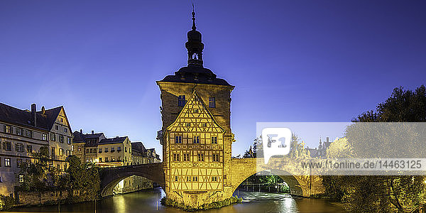 Altes Rathaus in der Abenddämmerung  Bamberg  UNESCO-Welterbe  Bayern  Deutschland
