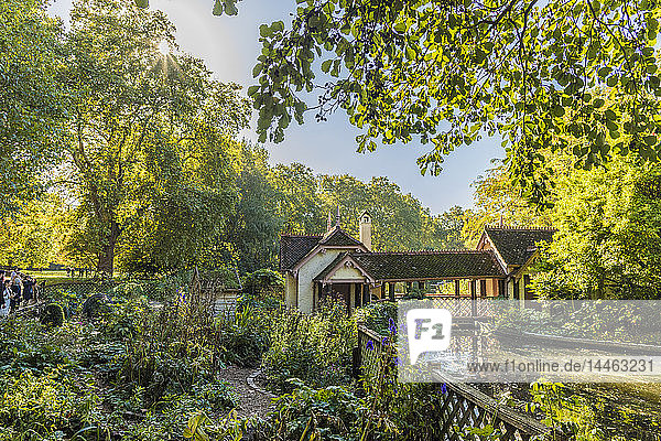 Ein Blick auf das Duck Island Cottage am See des St. James's Park in St. James's Park  London  England  Vereinigtes Königreich