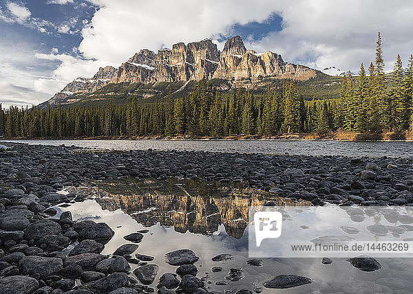 Castle Mountain und Bow River Sonnenuntergang und Reflexion  Banff National Park  UNESCO-Weltkulturerbe  Alberta  Kanadische Rockies  Kanada  Nordamerika