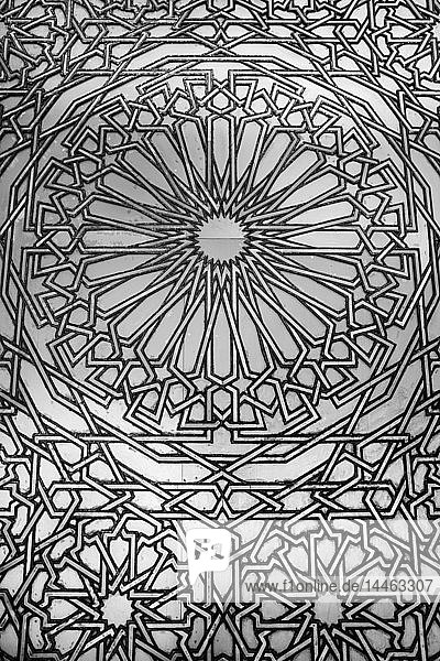 Detail der Königlichen Tür der Hassan-II-Moschee  verziert mit traditionellen Motiven  graviert auf Messing und Titan  Casablanca  Marokko  Nordafrika  Afrika