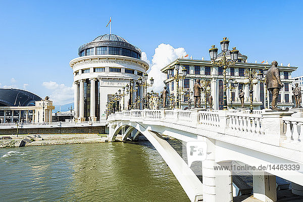 Regierungsgebäude  Finanzpolizei  Ministerium für auswärtige Angelegenheiten  Kunstbrücke  Skopje  Mazedonien