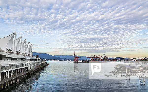 Blick auf Nord-Vancouver  Waterfront und Hafen vom Canada Place in der Abenddämmerung  Vancouver  British Columbia  Kanada  Nordamerika