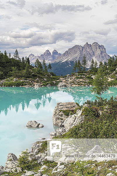 Der Sorapis-See bei den Drei Zinnen von Lavaredo und der Cadini-Gruppe in Cortina d'Ampezzo  Italien