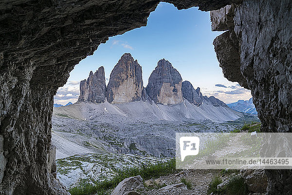 Blick aus der Felsgrotte der Drei Zinnen von Lavaredo in Italien