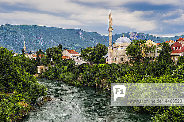 Koski-Mehmed-Pascha-Moschee am Fluss Neretva in Mostar  Bosnien und Herzegowina