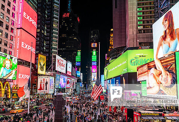 Das Chaos und die Lichter des Times Square in New York City  New York  Vereinigte Staaten von Amerika  Nordamerika
