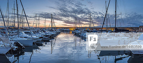 Hafen von Antibes bei Sonnenaufgang,  Provence-Alpes-Cote d'Azur,  Côte d'Azur,  Frankreich,  Mittelmeer