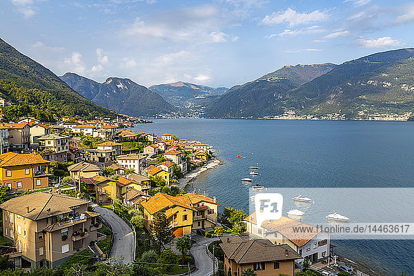 Blick auf das Comer See-Dorf Lezzeno  Provinz Como  Comer See  Lombardei  Italienische Seen  Italien