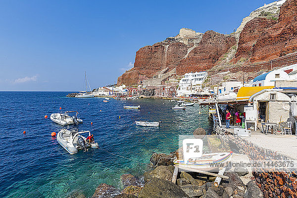 Blick auf den kleinen Hafen und das Klippendorf Oia  Santorin  Kykladen  Ägäische Inseln  Griechische Inseln  Griechenland  Europa