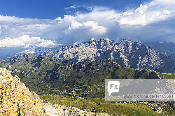 Marmolada und Pordoijoch  Trentino  Dolomiten  Italien