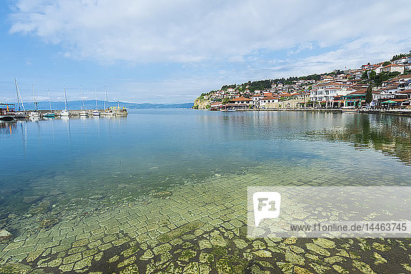 Die Altstadt von Ohrid spiegelt sich im Yachthafen  Ohrid  UNESCO-Welterbe  Mazedonien