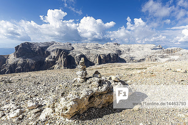 Kleiner Kieselstein auf der Hochebene des Piz Pordoi  Fassa-Tal  Trentino  Dolomiten  Italien