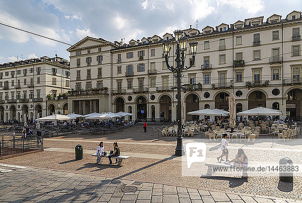 Cafés und Menschen auf der Piazza Vittorio Veneto  Turin  Piemont  Italien