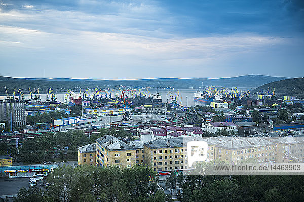 Blick über Murmansk bei Sonnenuntergang  Murmansk  Russland