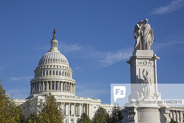 Friedensdenkmal im Vordergrund  United States Capitol Building im Hintergrund  Washington D.C.  Vereinigte Staaten von Amerika