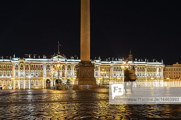Alexandersäule am Winterpalast bei Nacht in St. Petersburg  Russland