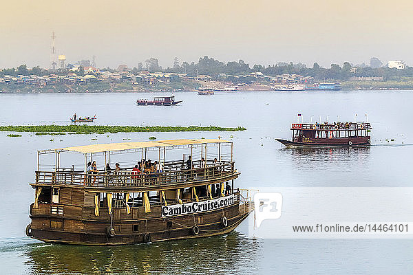 Bootsfahrt bei Sonnenuntergang am Zusammenfluss von Tonle Sap und Mekong  Preah Sisowath Quay  Stadtzentrum  Phnom Penh  Kambodscha  Indochina  Südostasien  Asien