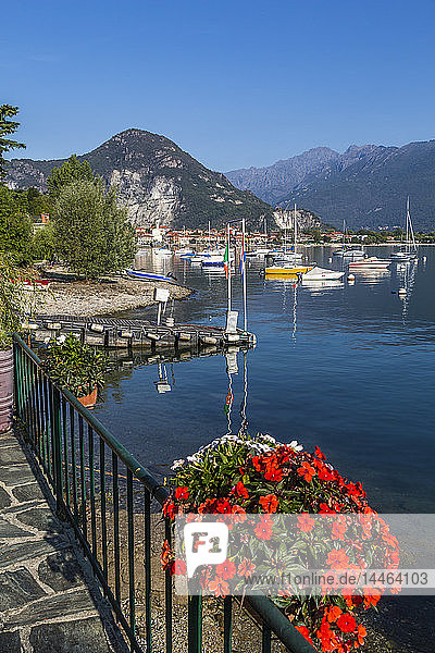 Blick auf Feriolo und Boote am Lago Maggiore  Lago Maggiore  Piemont  Italienische Seen  Italien
