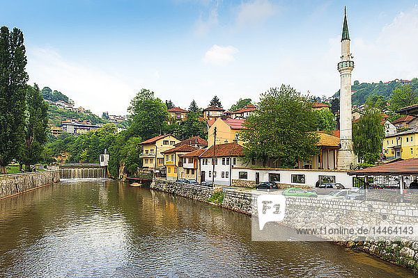 Hajjis-Moschee am Fluss Miljacka in Sarajevo  Bosnien und Herzegowina