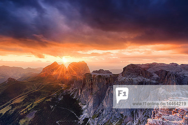 Atemberaubender Sonnenuntergang in der Langkofelgruppe  Fassatal  Trentino  Dolomiten  Italien
