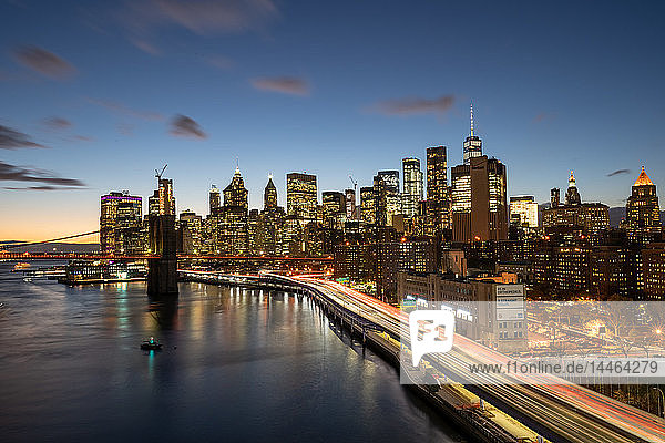 Die Lichter von Lower Manhattan in der Abenddämmerung  gesehen von der Manhattan Bridge  New York  Vereinigte Staaten von Amerika  Nordamerika