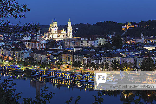 Stadtbild bei Nacht in Passau  Deutschland