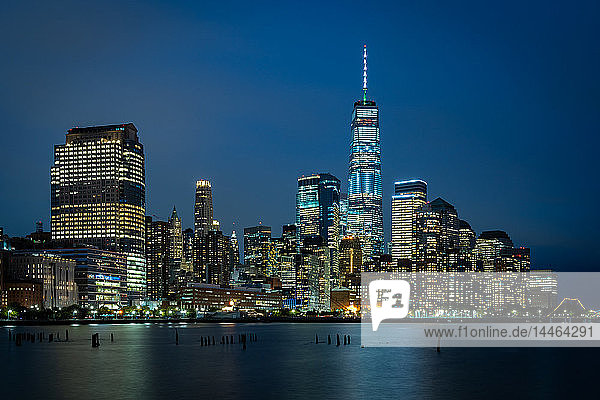 Eine Langzeitbelichtung der Lichter von Lower Manhattan während der abendlichen blauen Stunde  New York  Vereinigte Staaten von Amerika  Nordamerika
