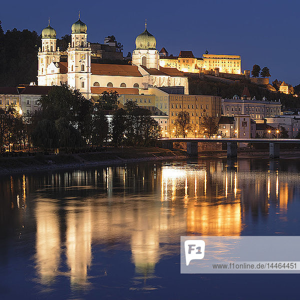 Stephansdom bei Nacht in Passau  Deutschland