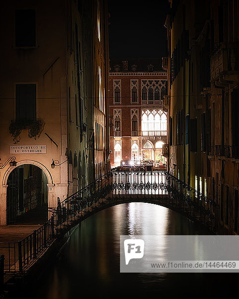 Brücke über den Kanal bei Nacht in Venedig  Italien