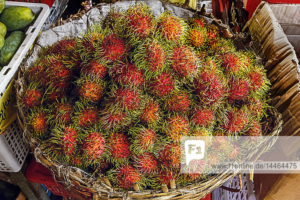 Rambutan  eine beliebte tropische Frucht  benannt nach dem malaiischen Wort für haarig  Zentralmarkt  Stadtzentrum  Phnom Penh  Kambodscha  Indochina  Südostasien  Asien