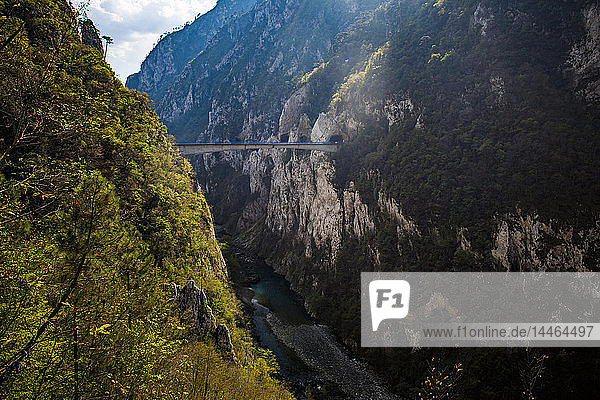 Brücke in der Schlucht des Tara-Flusses  Durmitor-Nationalpark  UNESCO-Weltkulturerbe  Montenegro