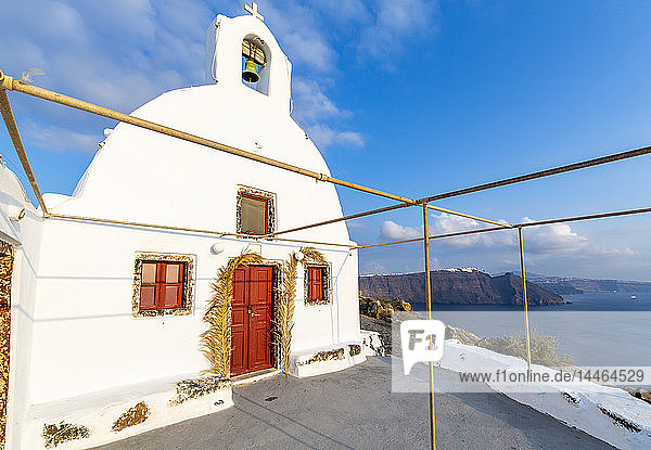 Blick auf die weiß getünchte Bergkirche im Dorf Oia  Santorin  Kykladen  Ägäische Inseln  Griechische Inseln  Griechenland  Europa