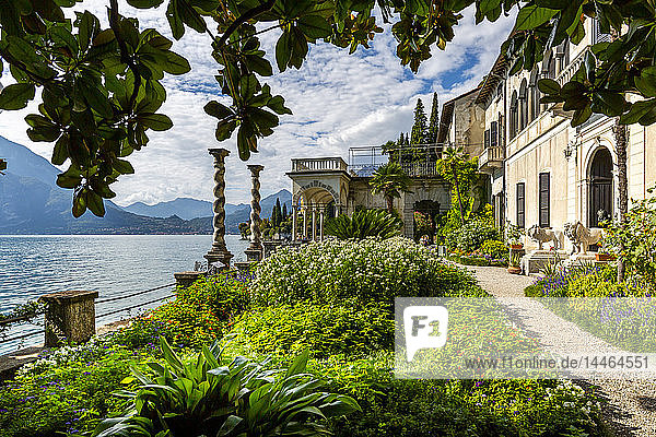 Blick auf den See vom Botanischen Garten im Dorf Vezio  Provinz Como  Comer See  Lombardei  Italienische Seen  Italien
