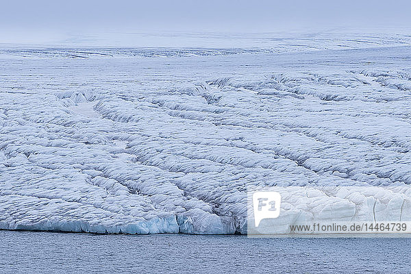 Sehr großer Gletscher auf der Insel McClintok (MacKlintok)  Archipel Franz Josef Land  Gebiet Archangelsk  Arktis  Russland