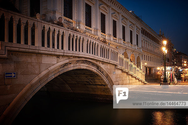 Ponte della Paglia-Brücke bei Nacht in Venedig  Italien