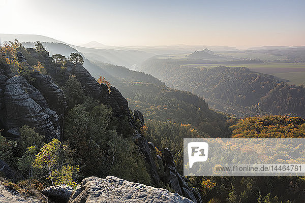 Blick von den Schrammsteinen über das Elbsandsteingebirge  Deutschland