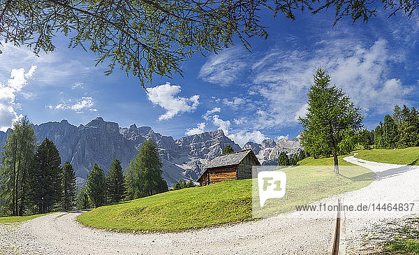 Weißer Weg mit traditioneller Hütte und Puez-Gruppe im Hintergrund  Longiaru  Gadertal  Südtirol  Dolomiten  Italien