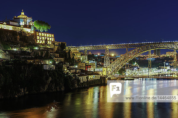 Blick auf das Kloster des Heiligen Augustinus von Serra do Pilar und die Dom-Luis-Brücke über den Fluss Douro bei Nacht  Porto  Portugal