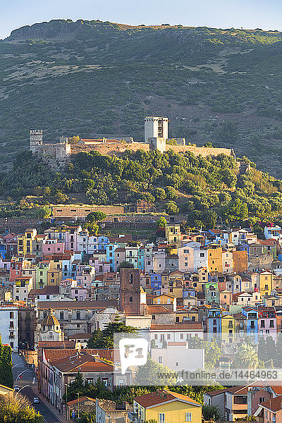 Dorf Bosa mit Schloss Serravalle (Schloss von Malaspina)  Bosa  Provinz Oristano  Sardinien  Italien  Mittelmeer