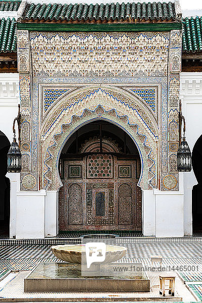 Monumentales geschnitztes Portal und Waschbecken  Karaouiyine-Moschee  Medina von Fez  UNESCO-Weltkulturerbe  Marokko  Nordafrika  Afrika