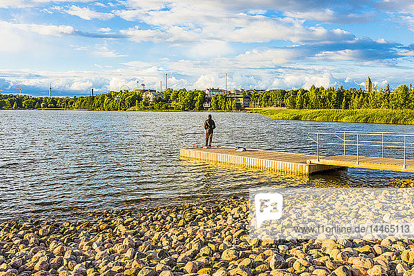 Mann beim Angeln am Steg in der Toolo-Bucht  Helsinki  Finnland