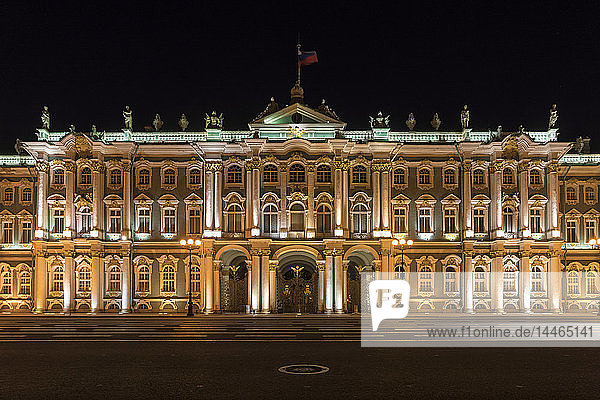 Winterpalast bei Nacht in St. Petersburg  Russland