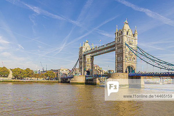Tower Bridge und Themse  London  England  Vereinigtes Königreich
