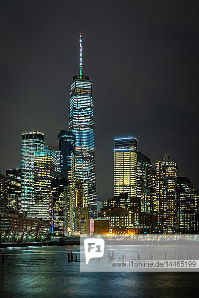 Eine Langzeitbelichtung der Lichter von Lower Manhattan während der abendlichen blauen Stunde  New York  Vereinigte Staaten von Amerika  Nordamerika