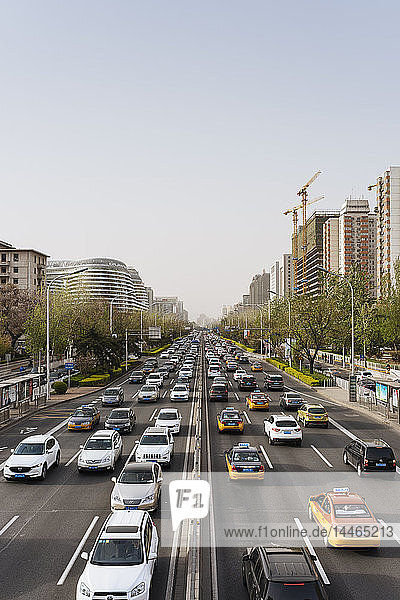 Verkehr auf der Hauptstraße im Zentrum von Peking  China