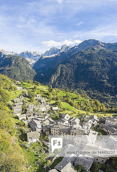 Stadt Soglio bei den Bergen Piz Cengalo und Badile in der Schweiz