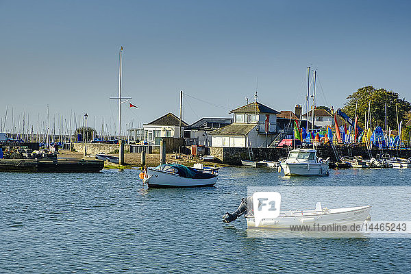 Boote  die im Keyhaven Harbour and Sailing Club an Land vertäut sind  Keyhaven  Hampshire  England  Vereinigtes Königreich